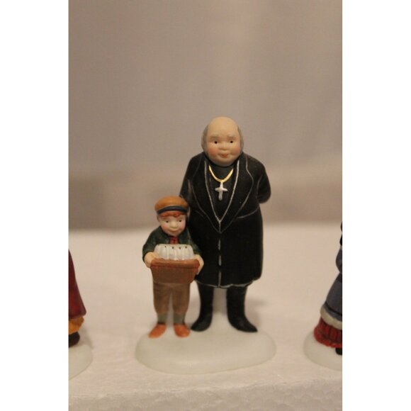 Dept 56 Dickens Village - A Peaceful Glow on Christmas Eve - Picture 3 of 8